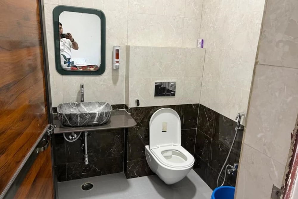 HOTEL SHAMBHU 18/18
