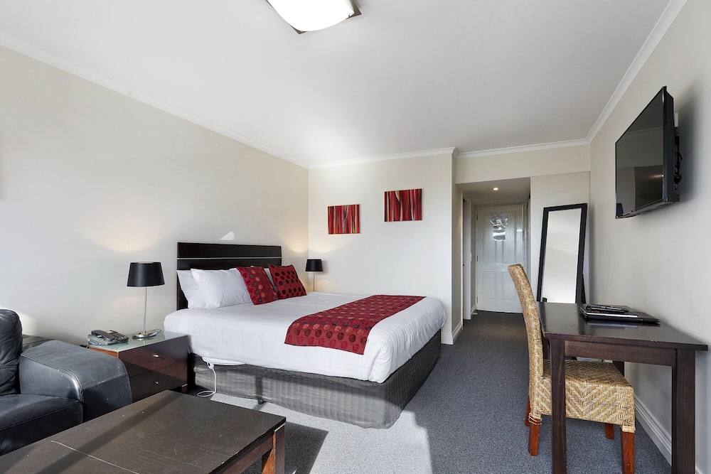 Commodore Regent Hotel 18/63