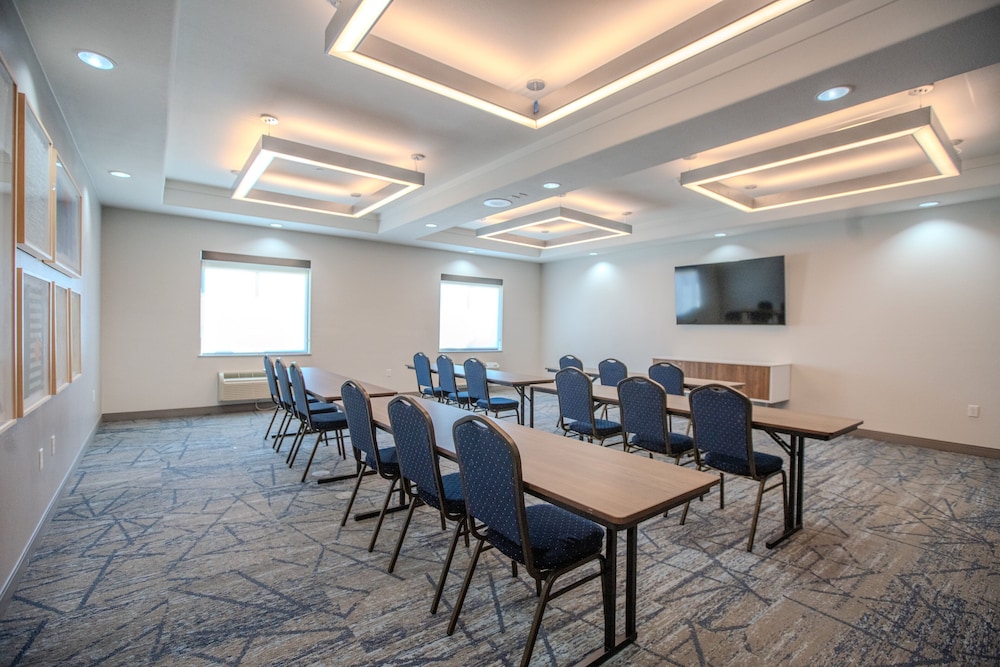 Holiday Inn Express Hotel And Suites Cleveland 42/55