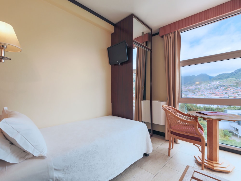 Baia Madeira Hotel - Ocean Beachfront 11/54