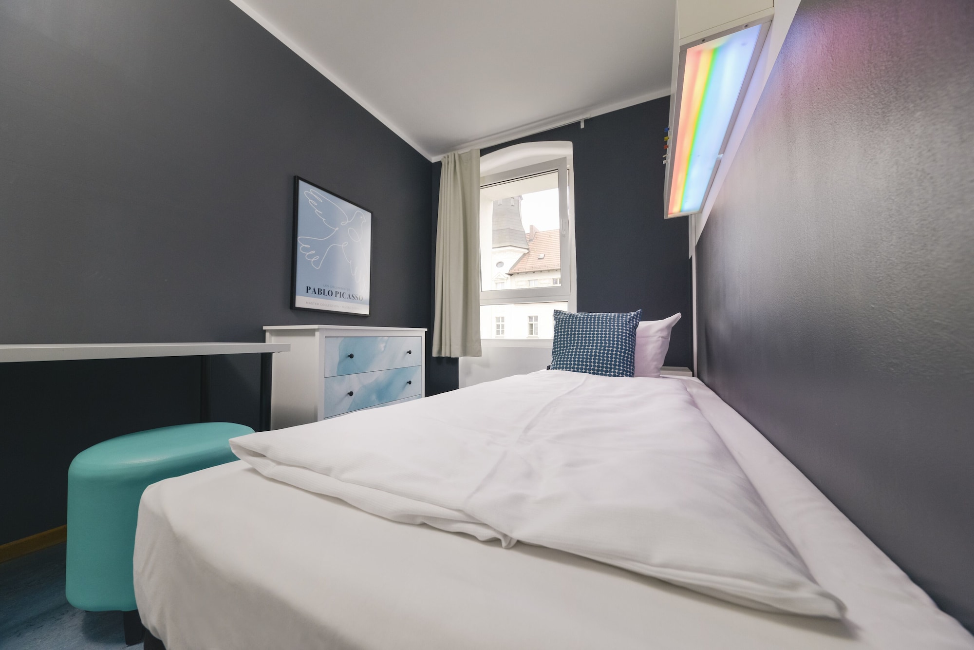 ROOM, SINGLE, SHARED BATHROOM