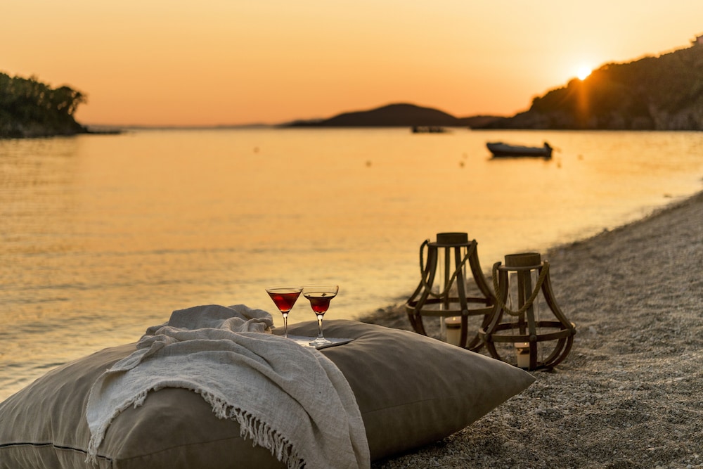 Prima Vista Beachfront Boutique Hotel 52/60
