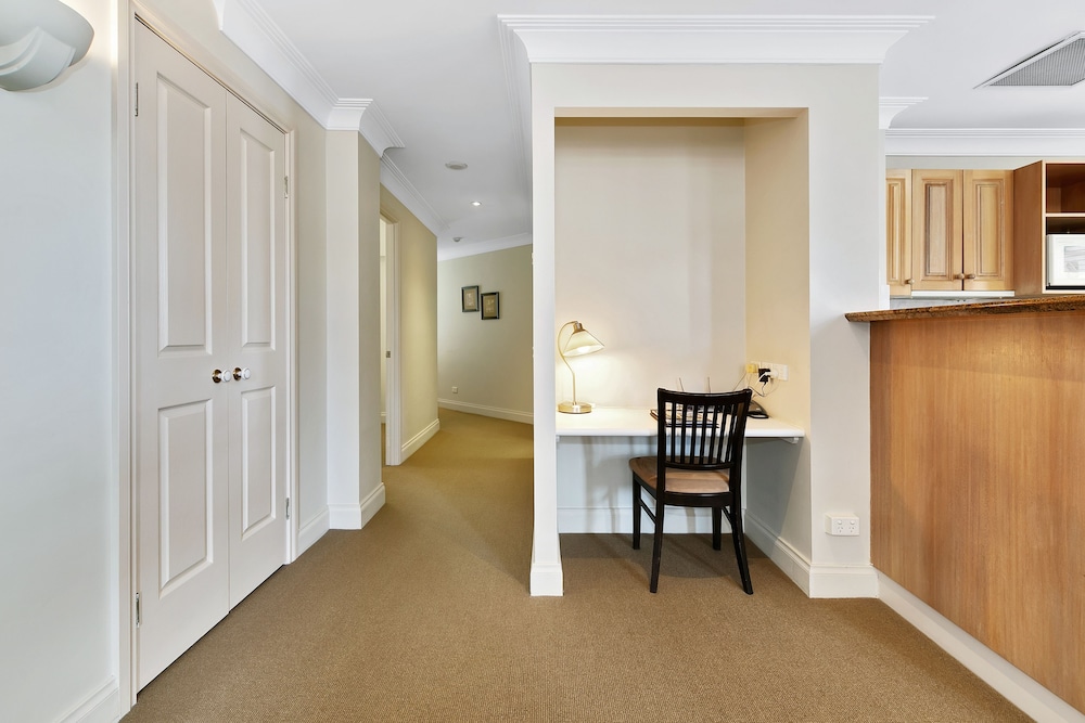 The Manor Apartment Hotel 20/56