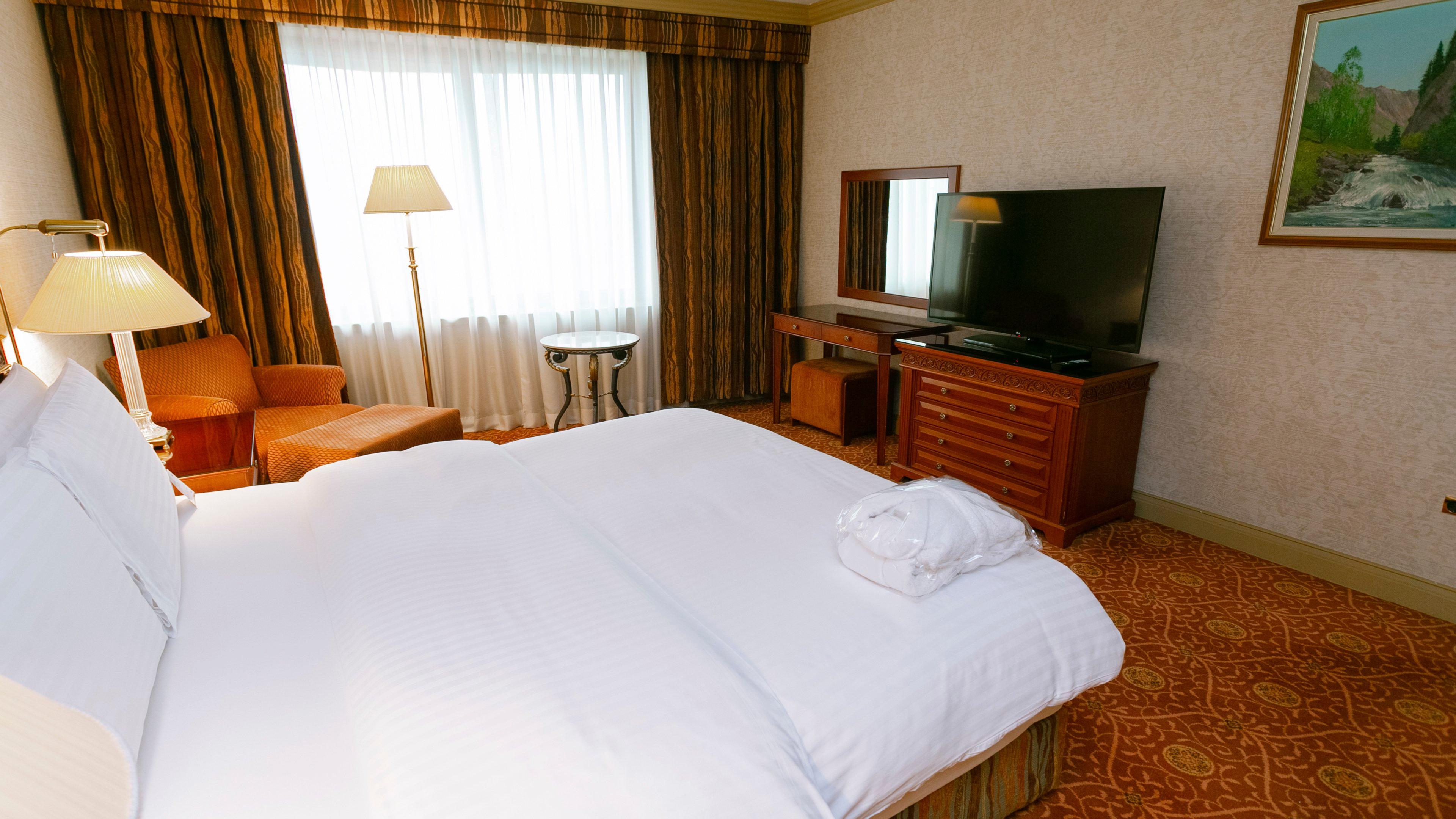 غرفة بريميوم بسرير كينج، Intercontinental Almaty 2/3