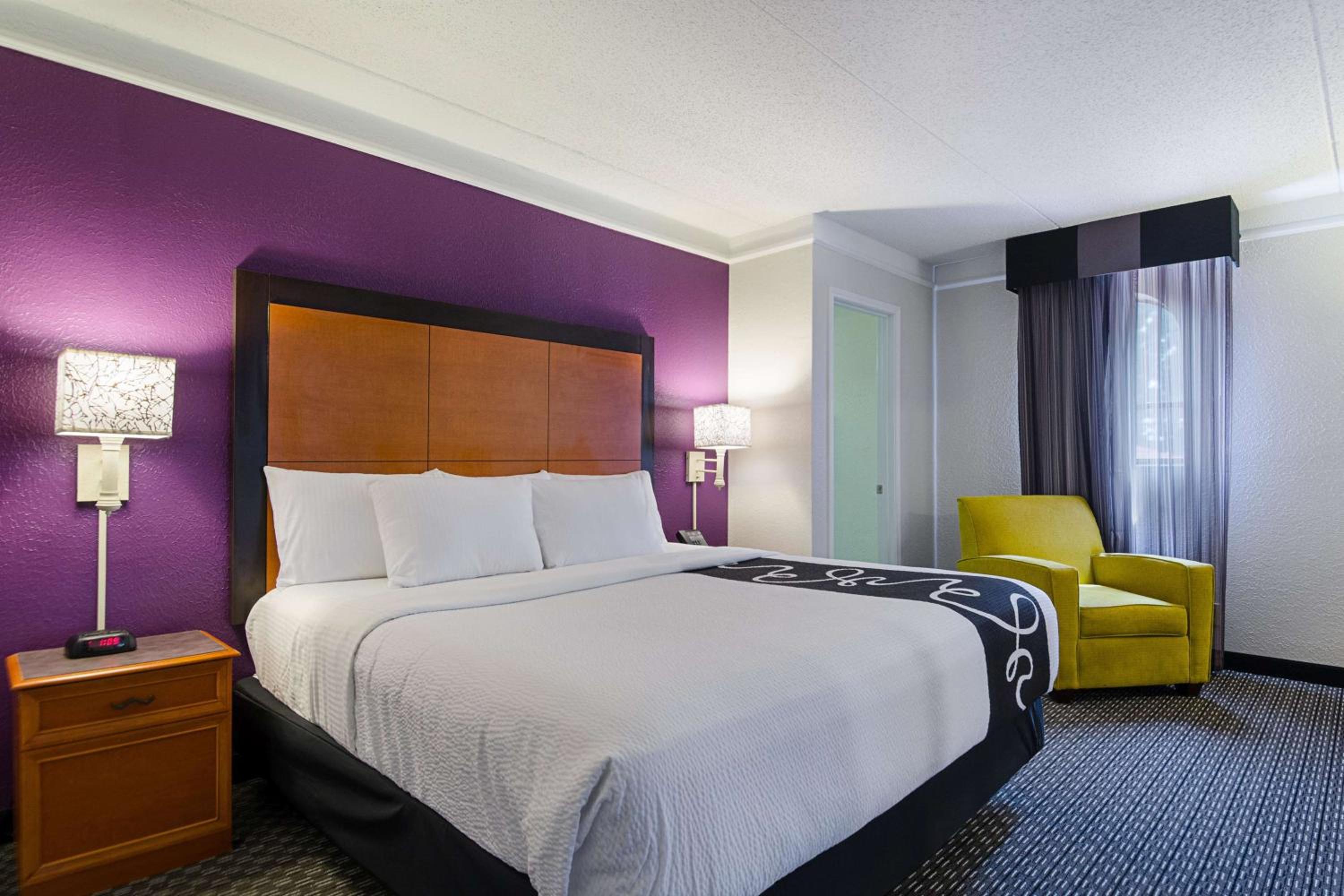 جناح ديلوكس بسرير كينج مع أريكة، La Quinta Inn by Wyndham Denver Westminster 2/3