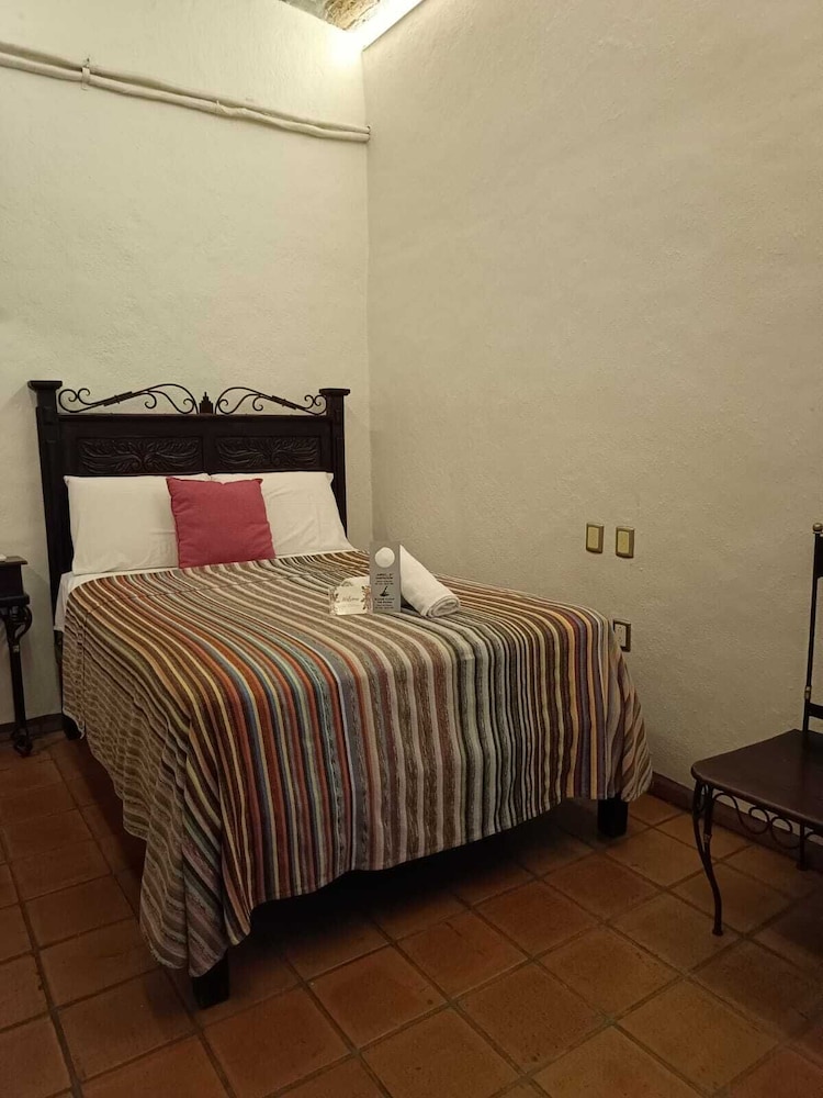 TRADITIONAL, QUEEN BED