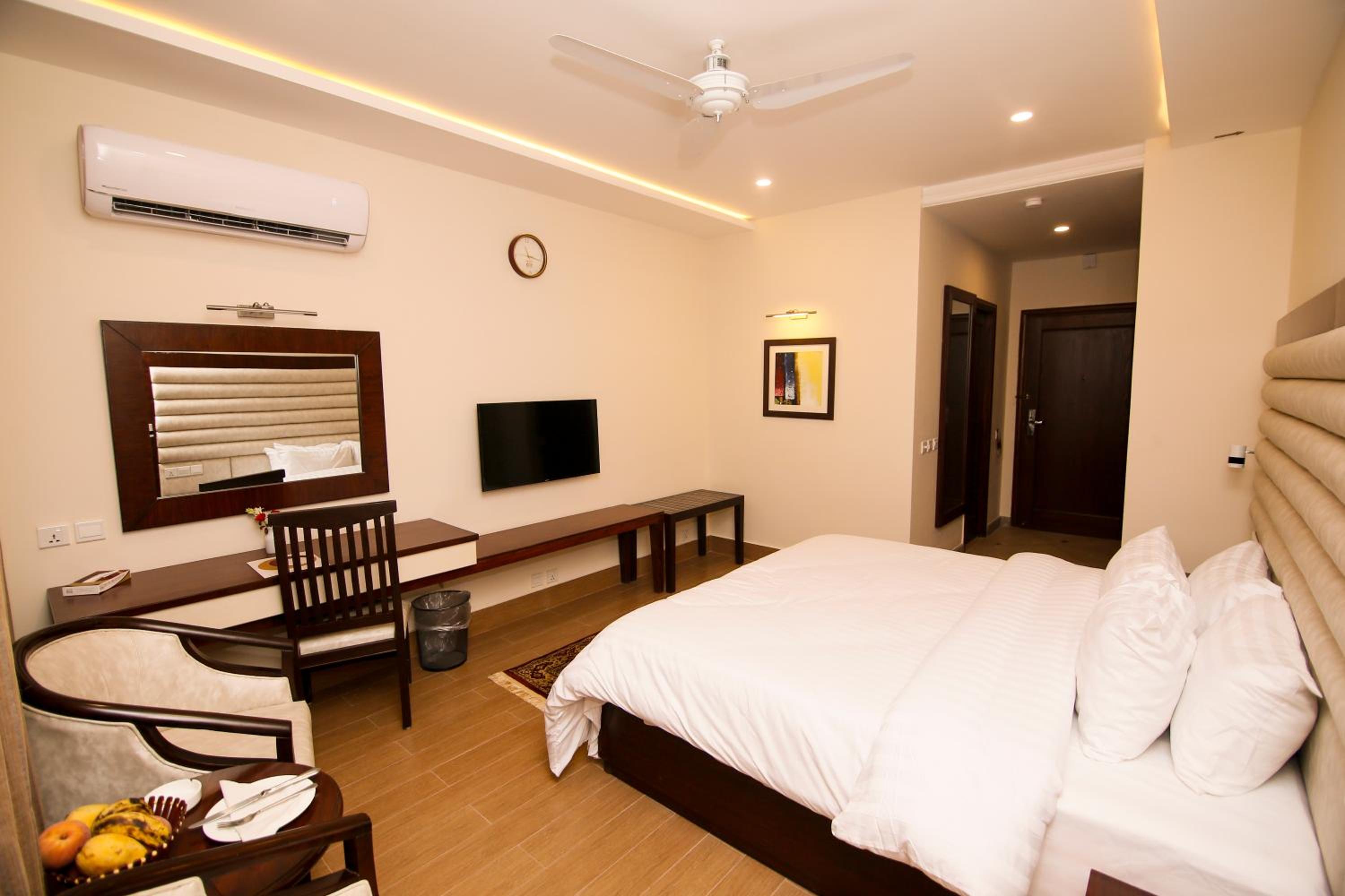 Hotel One Club Road Rahimyar Khan 16/22