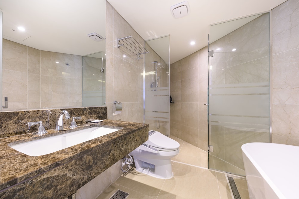 Shin Shin Hotel Jeju Airport (ex Hotel Kenny Story Premium Jeju Yeondong) 58/61