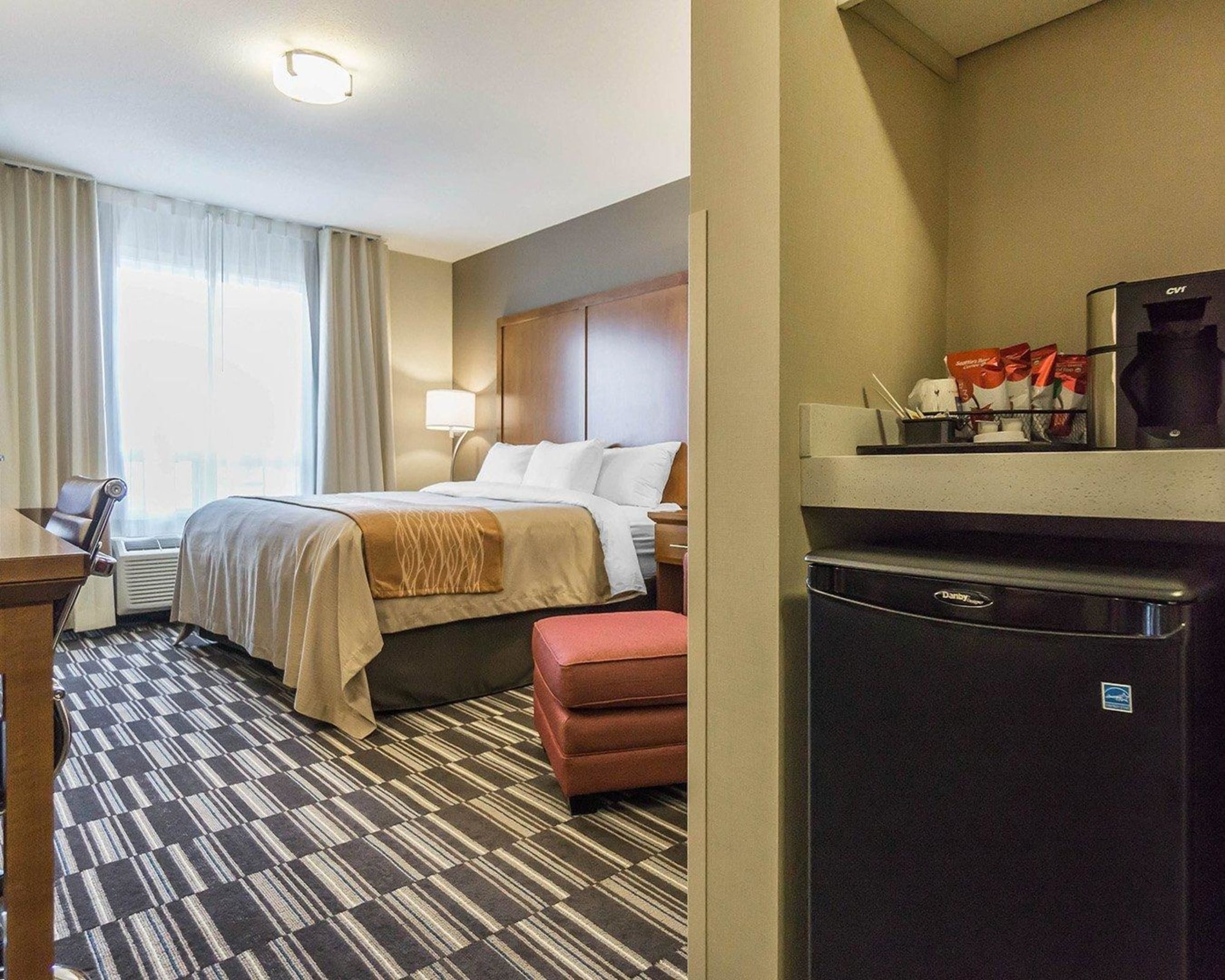 Standard, King Bed, Comfort Inn & Suites Edmonton International Airport 2/2