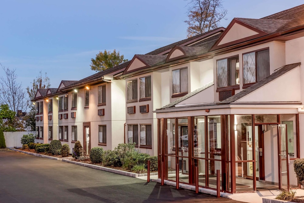 Super 8 by Wyndham Nyack NY 6/37