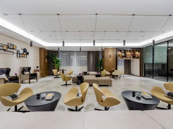 Home Inn Plus (Wuxi Zhongshan Road Shenglimen Metro Station) 51/57