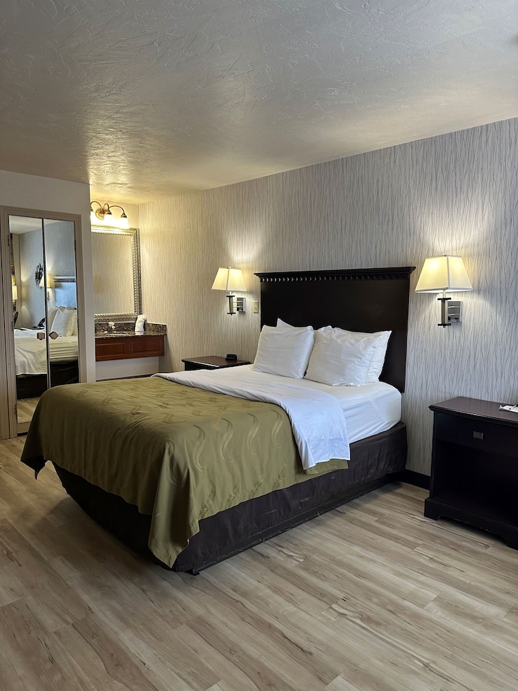 Room, Queen Bed