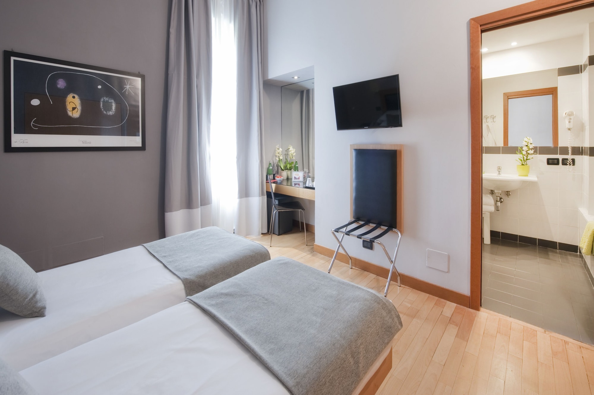 Standard, 1 Queen and 1 Single Bed, Convertible Double Bed