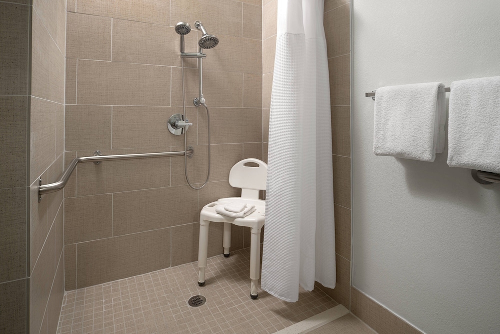 Suite, King Bed, Sofa, Accessible