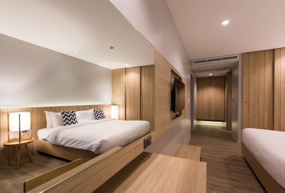 SUITE, 2 BEDS, POOL ACCESS
