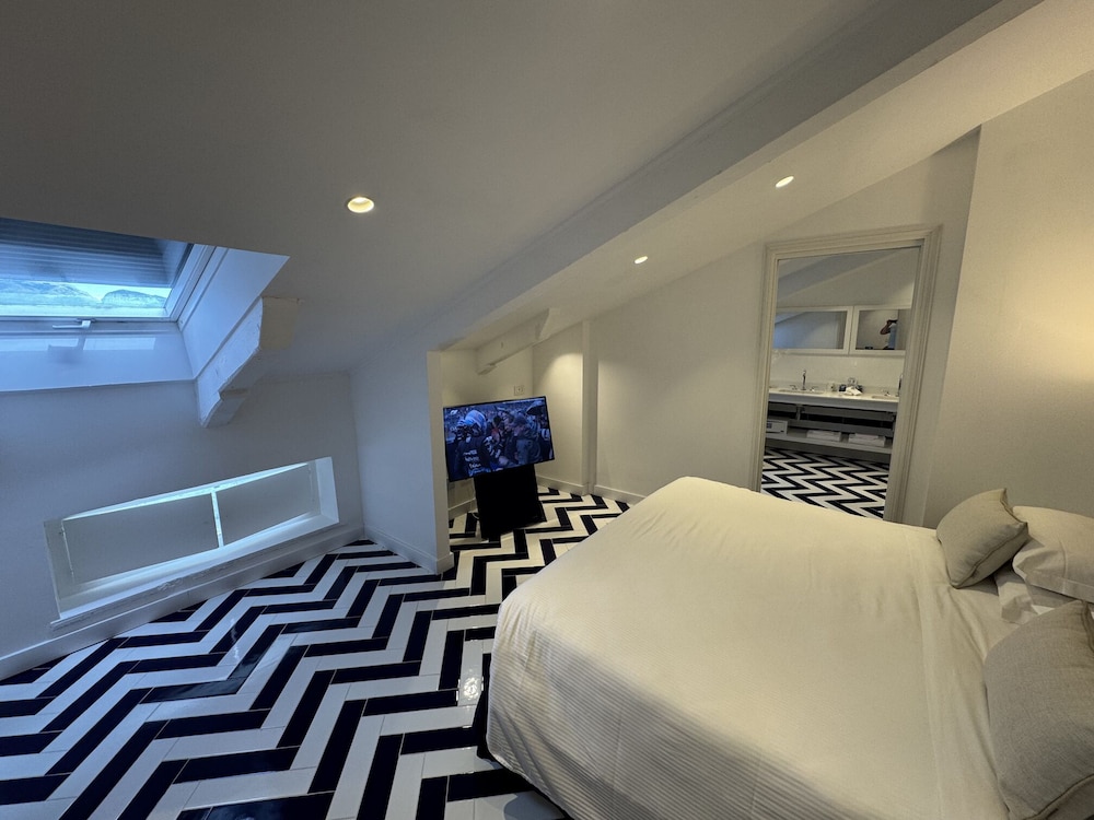 DELUXE, DOUBLE BED