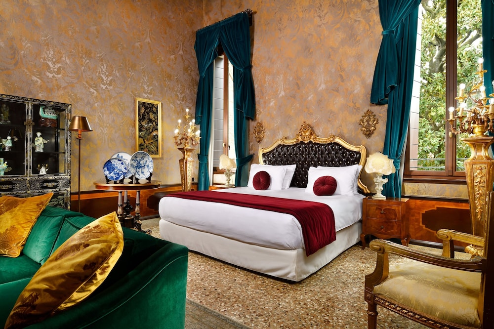 LUXURY, SUITE
