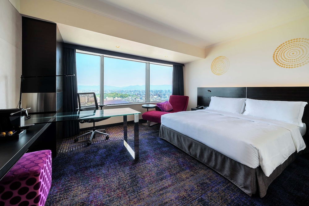 Hilton Fukuoka Sea Hawk 12/84