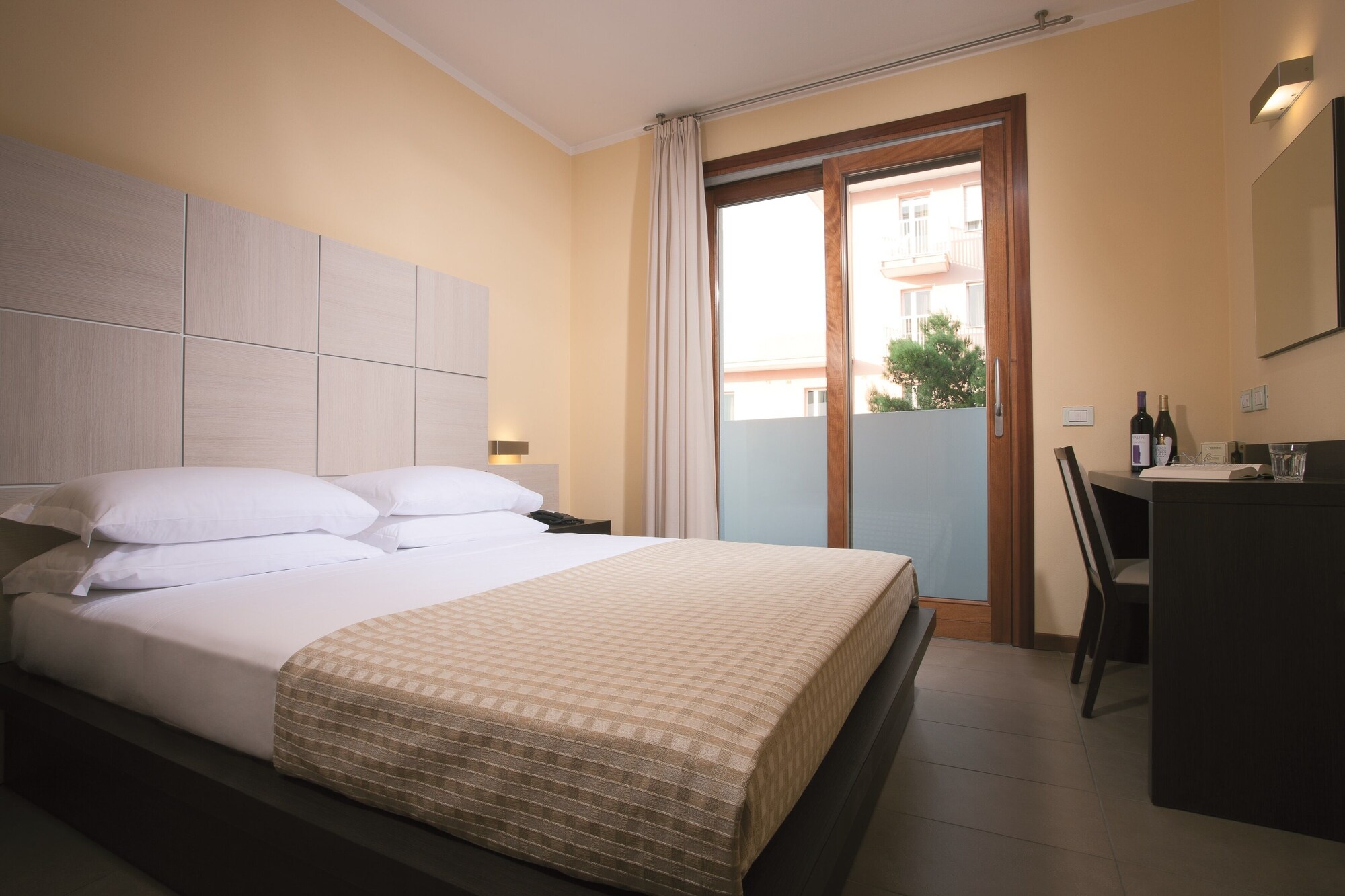 DELUXE, SUITE