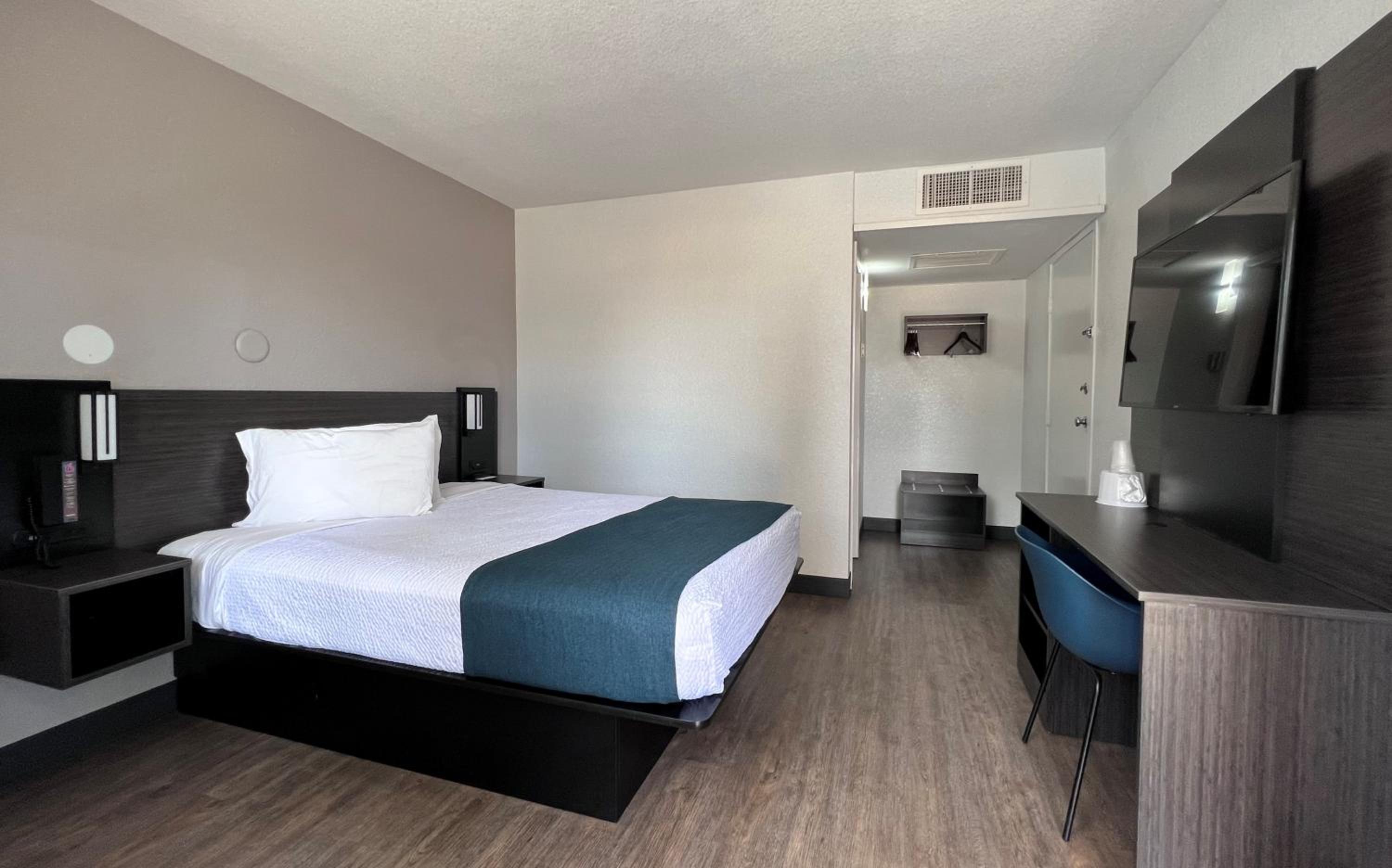ROOM, QUEEN BED, SMOKING