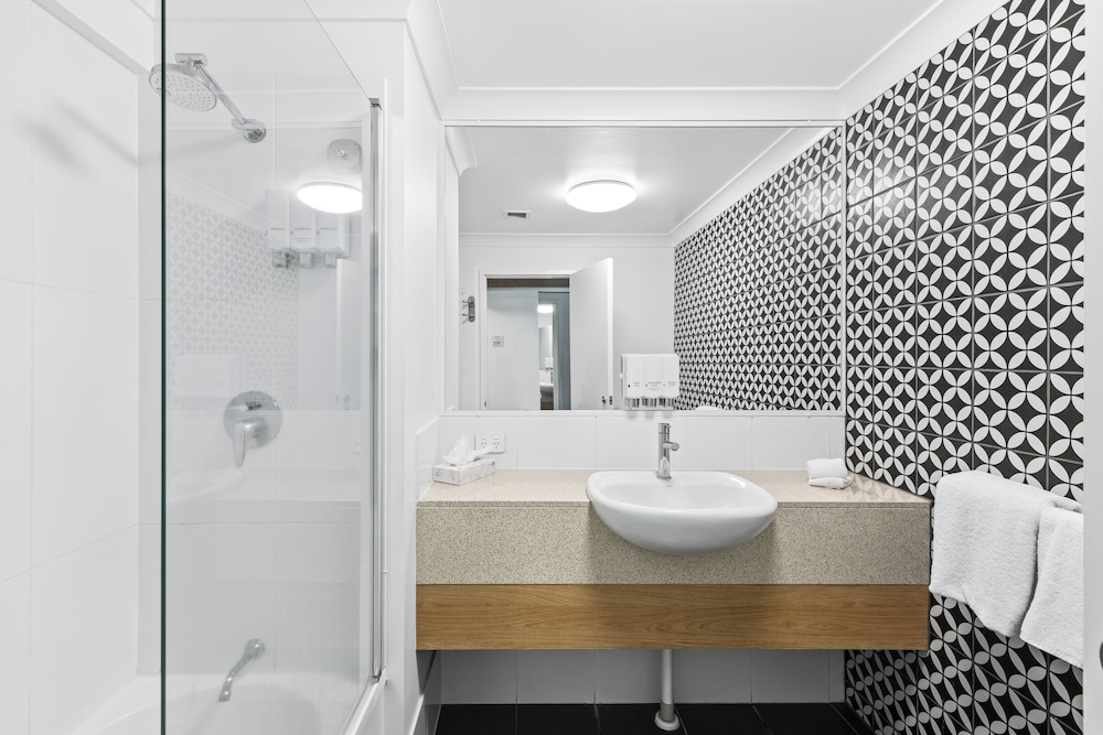 AIRLIE BEACH HOTEL 70/70