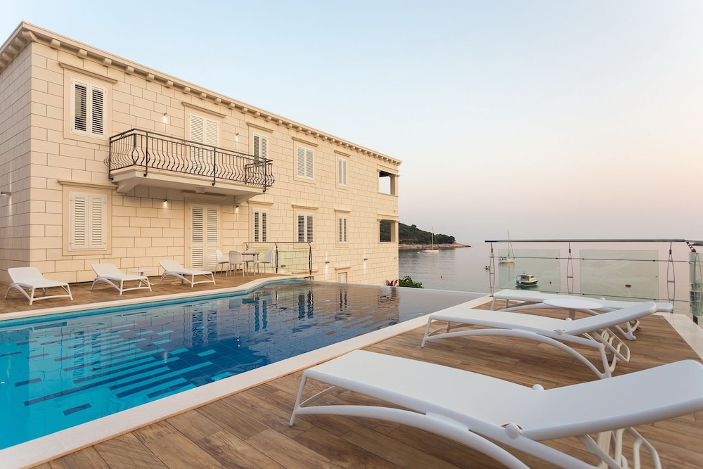 Boutique Pine Tree apartments 25/50