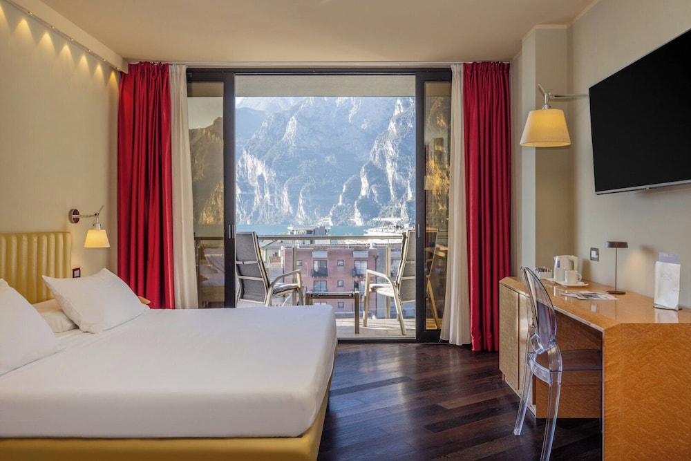 غرفة كلاسيكية سوبيريور بسرير كوين بإطلالة على البحيرة بشرفة، Hotel Garda 8/10