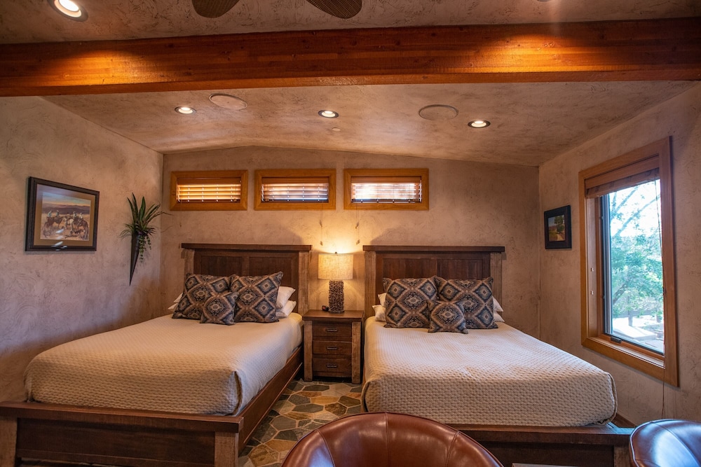2 Bedrooms, Casita, House, 1 King and 2 Queen Beds