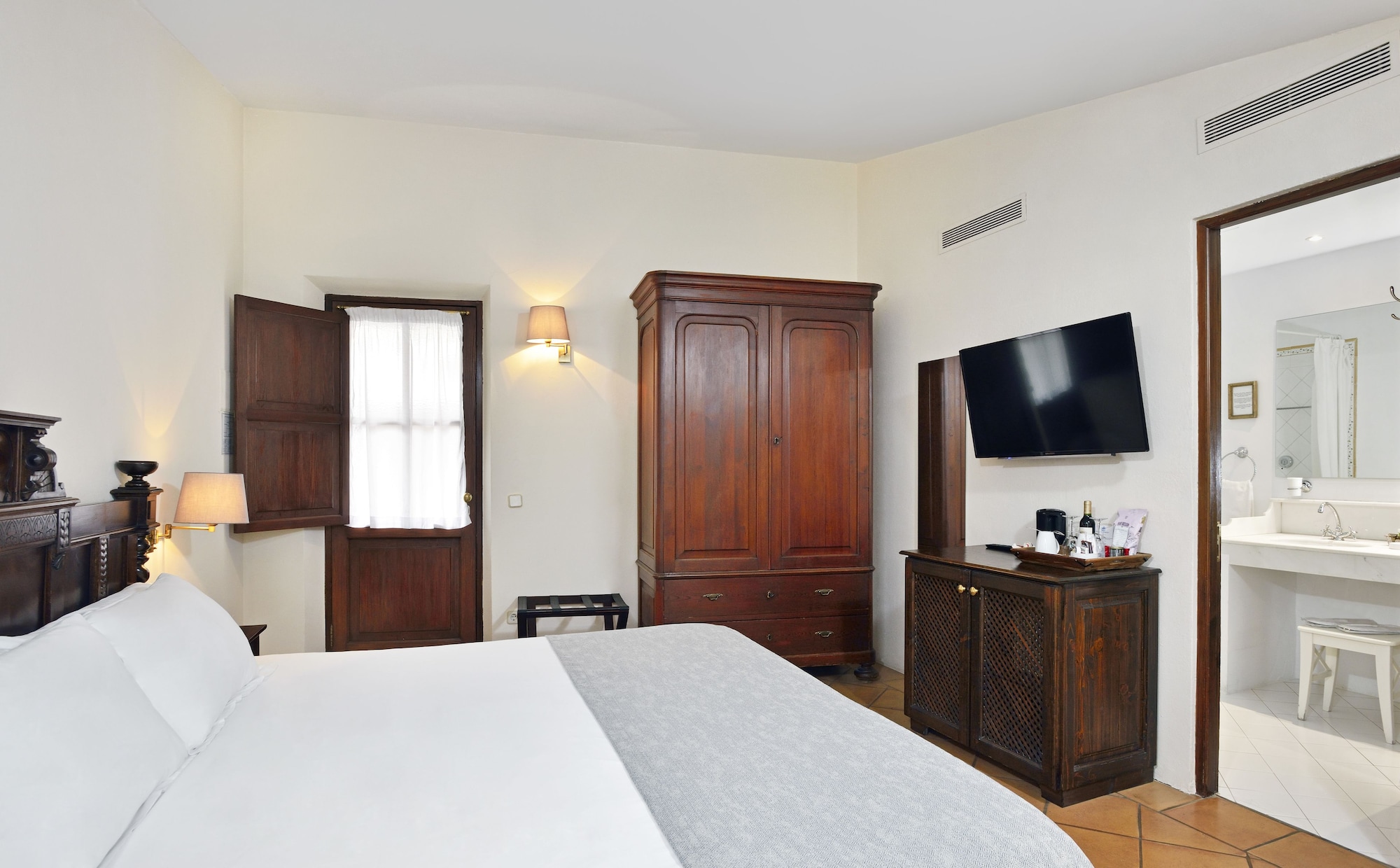 ROOM, DOUBLE BED