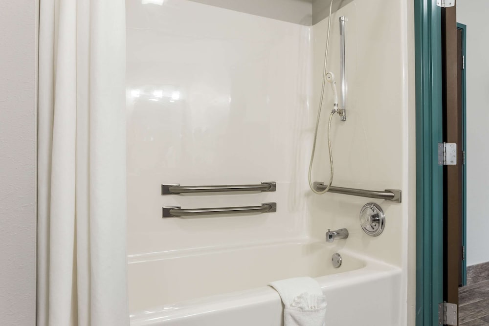غرفة بسرير كينج لذوي الإعاقة، Quality Inn Clare 2/3