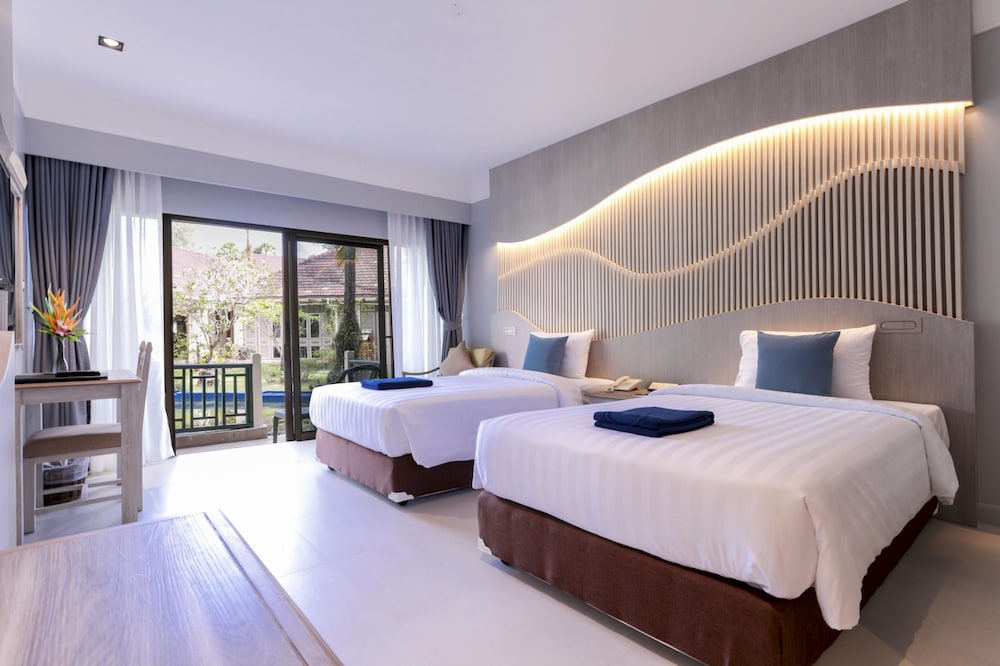 Amora Beach Resort Phuket 24/75