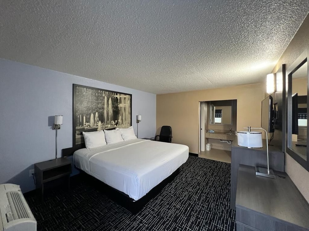 Super 8 by Wyndham Paducah I-24 Exit 4 36/60