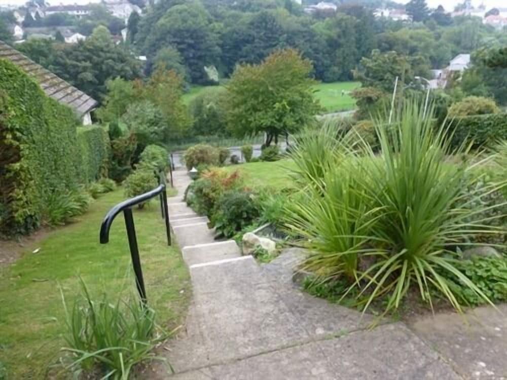 Bryn Derwen Guest House 56/60