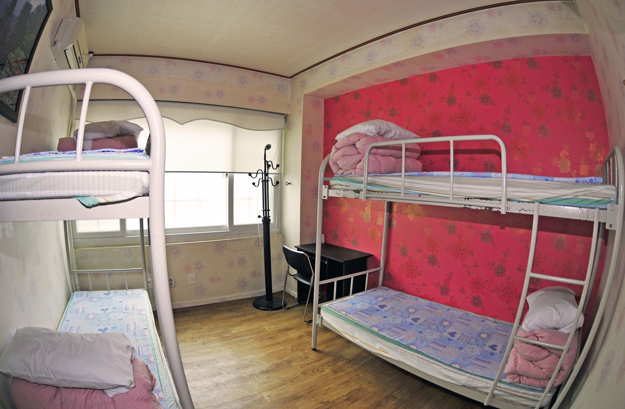 غرفة عائلية بأسرّة بطابقين