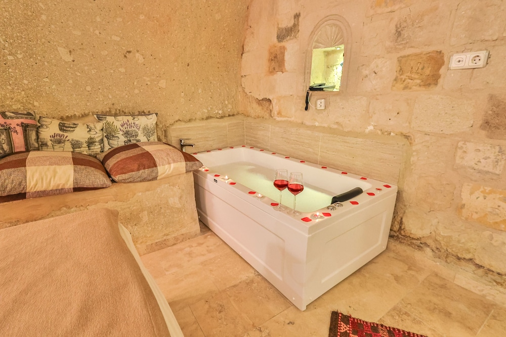 Bedrock Cave Hotel 20/50