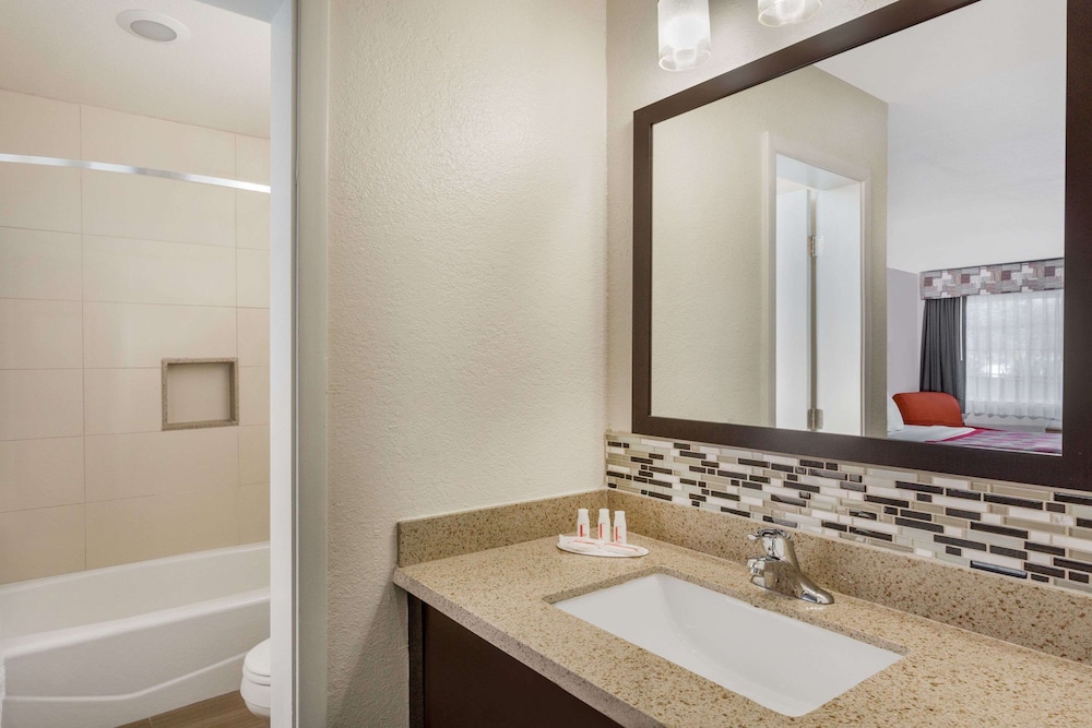 Ramada By Wyndham Monterey 10/26
