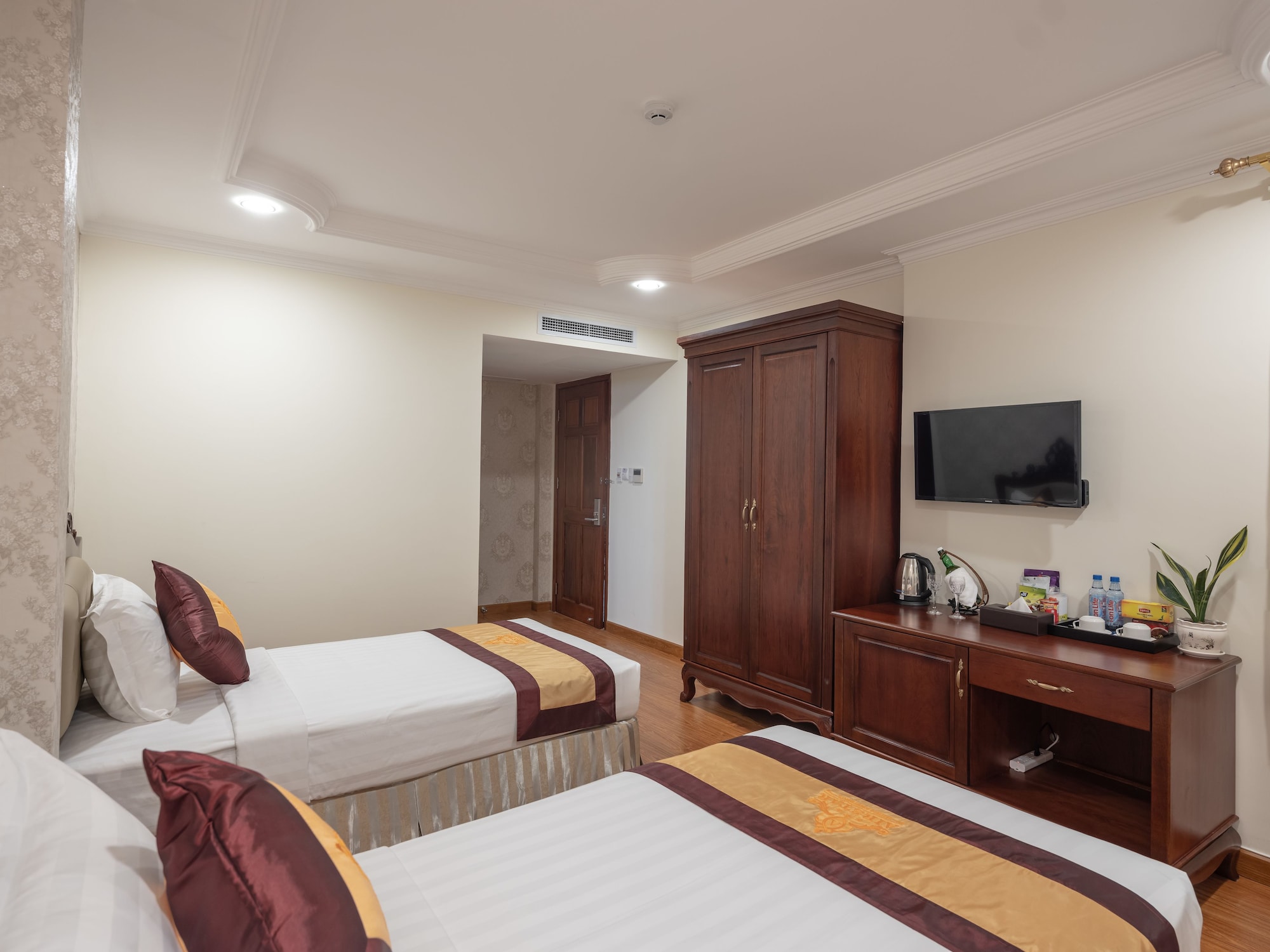 DELUXE, TWIN BEDS, NO WINDOW