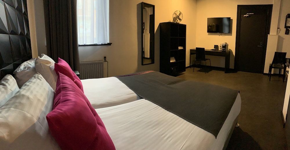 ROOM, TRIPLE