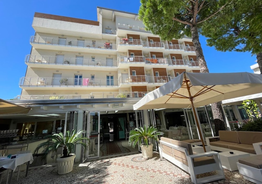 Franca Hotel 3/50