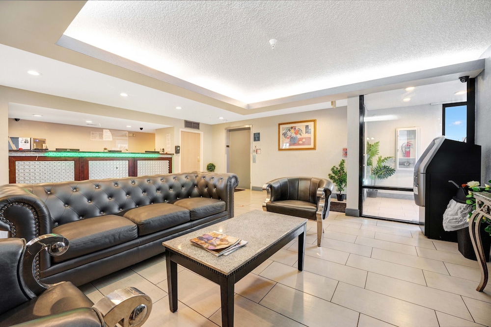 Super 8 by Wyndham Orlando Near Florida Mall 28/54