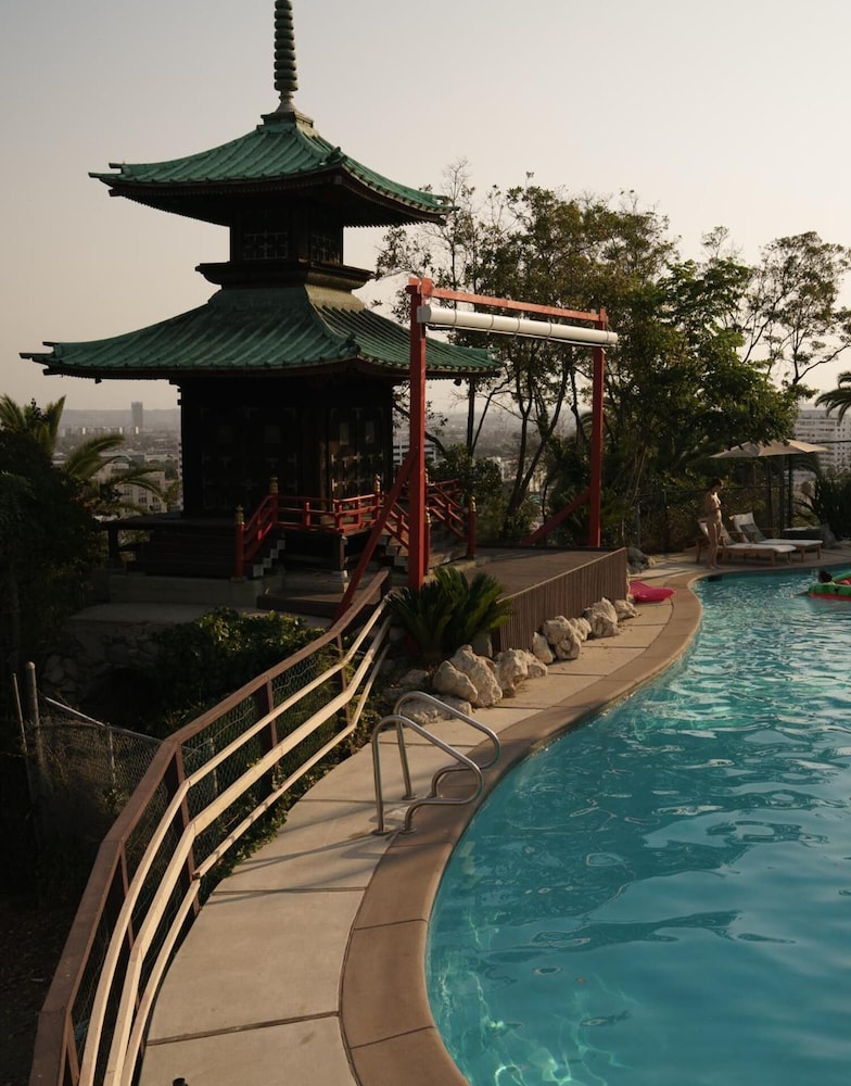Hollywood Hills Hotel 50/55