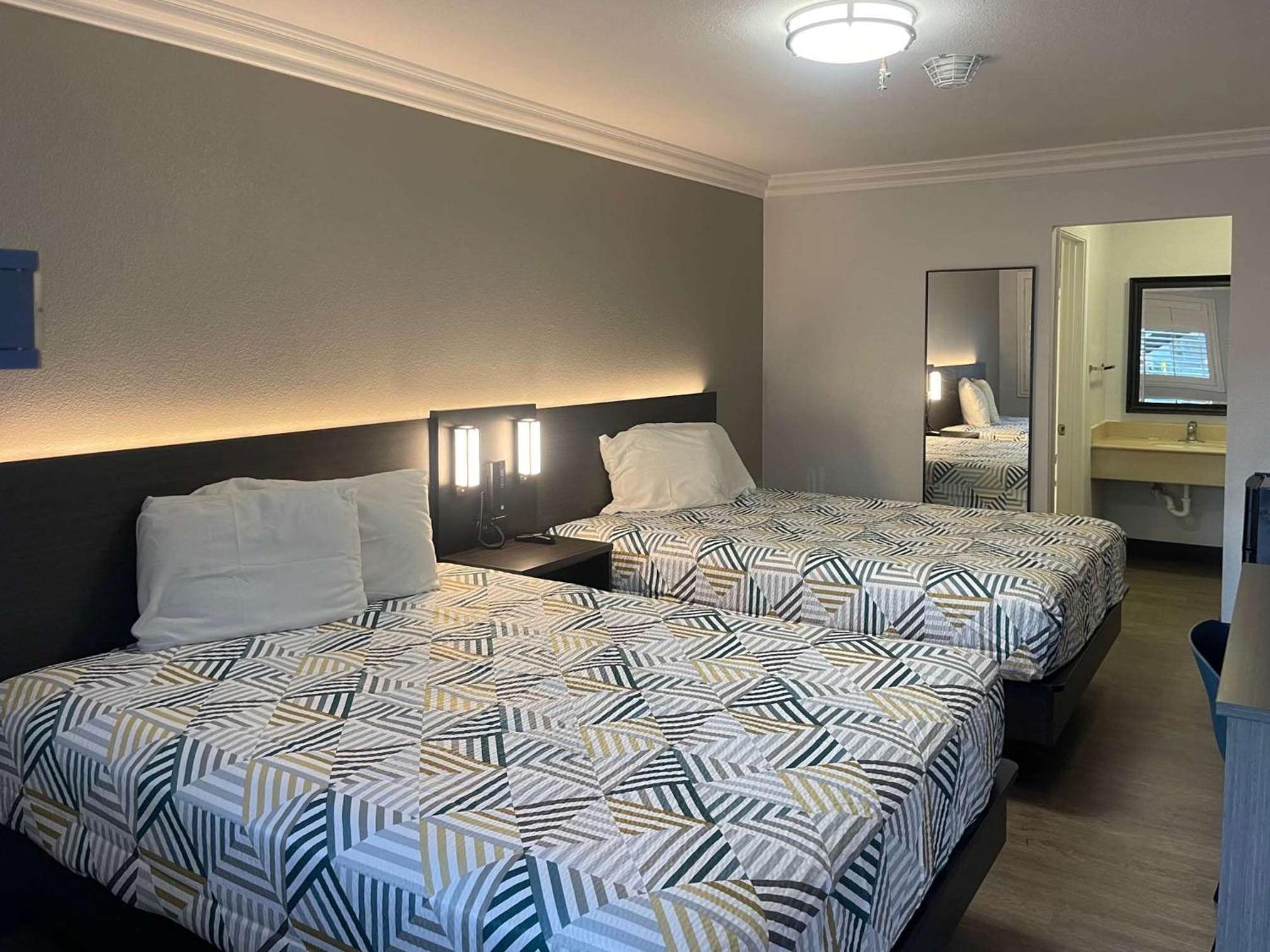 2 Queen Beds - Mobil Access Tub Nsmk Micfridg