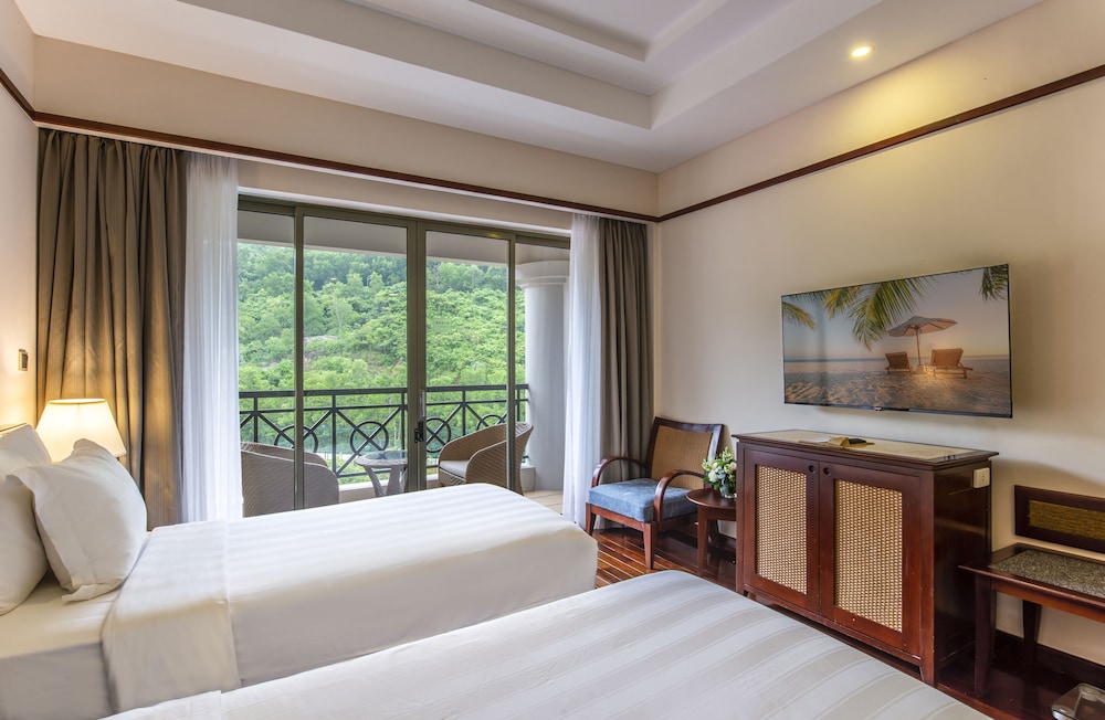 GRAND, DELUXE, TWIN BEDS, OCEAN VIEW