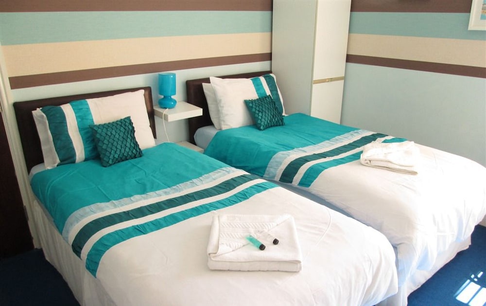 ROOM, TWIN BEDS