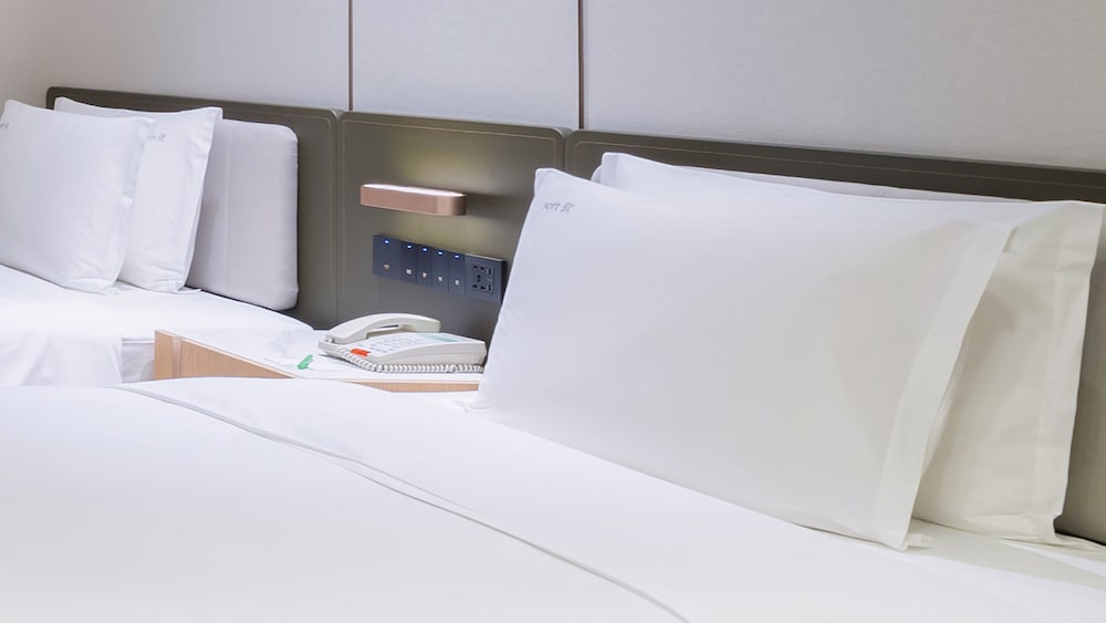 Holiday Inn Chongqing Guanyinqiao 25/50