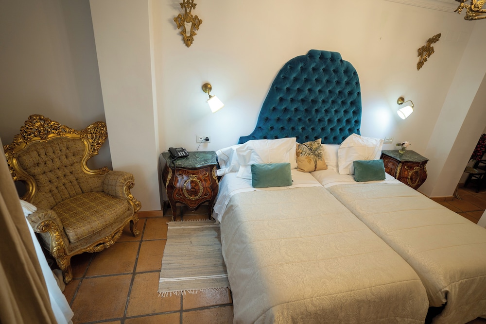 DELUXE, SUITE, CITY VIEW, BALCONY