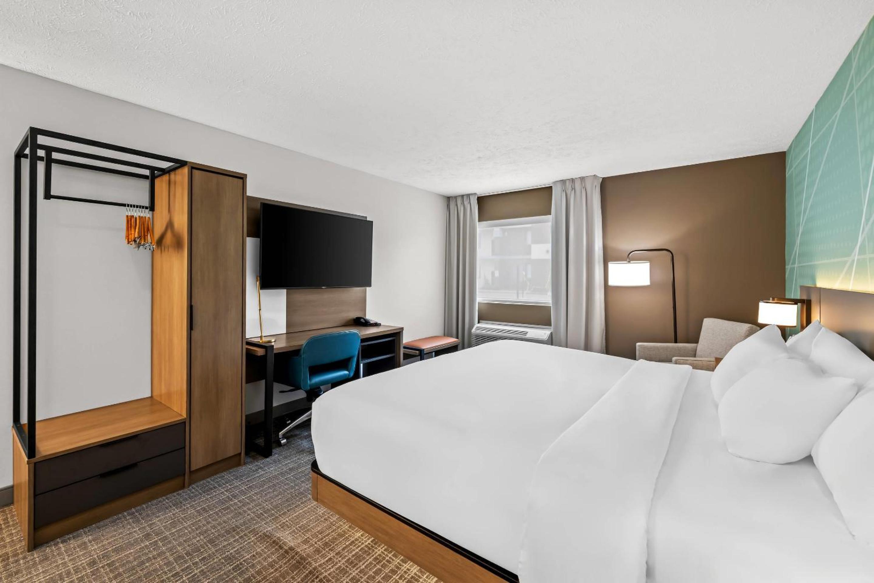 ROOM, KING BED