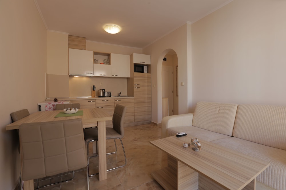 Venera and Anastasia Palace Apartments 60/75