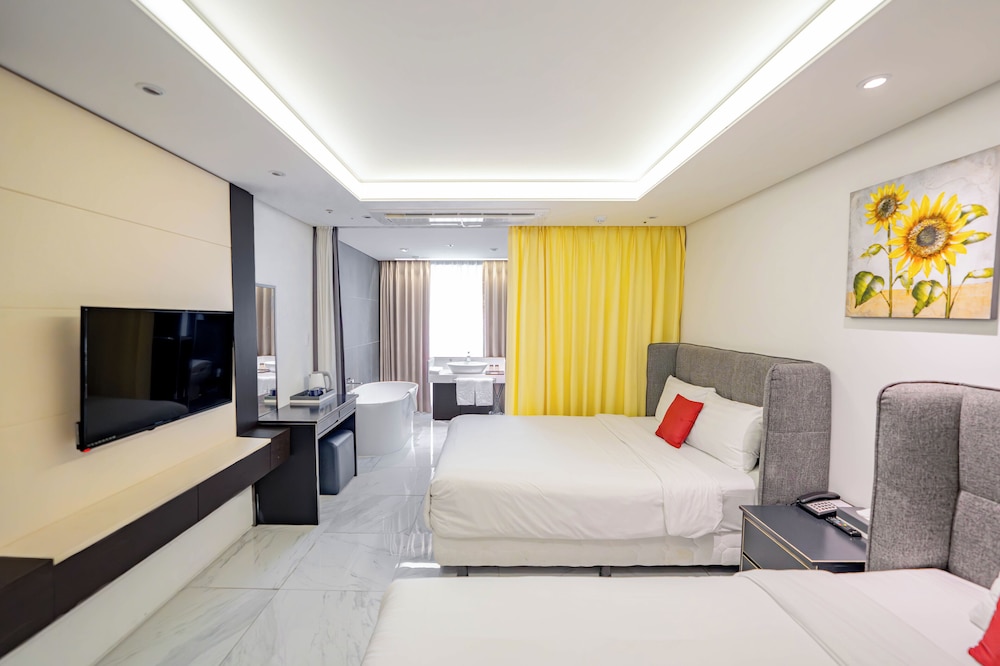Deluxe, 1 Queen and 1 Single Bed