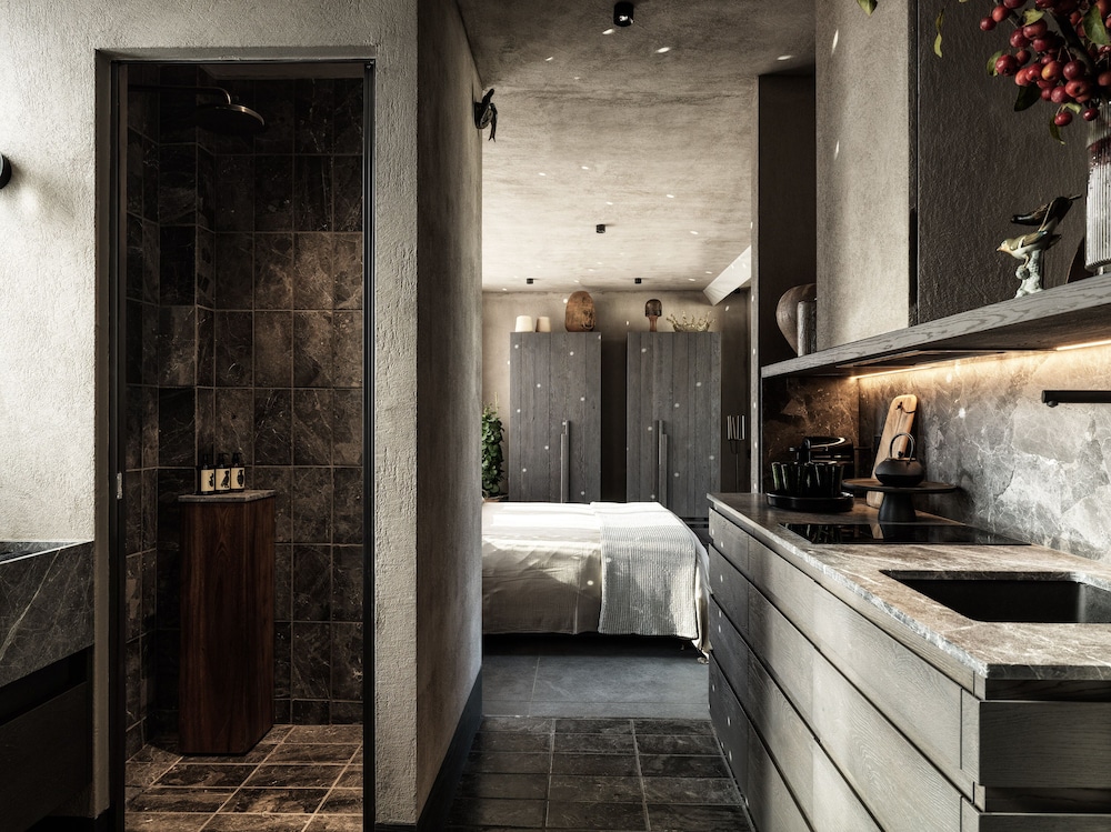 Monastik Living In Athina 50/50
